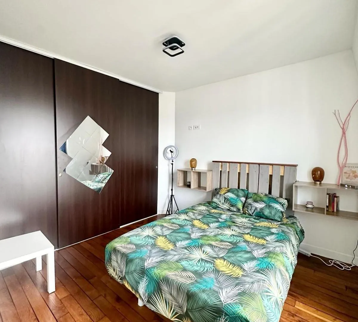 Private Apartment 2 Minutes From Zenith De Paris contacts
